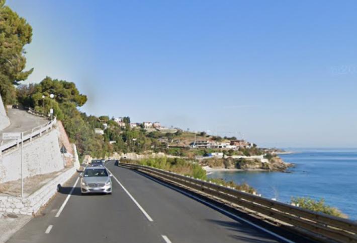 A 3 anni si slaccia la cintura e cade dall'auto in corsa ad Alassio: &egrave; in gravi condizioni