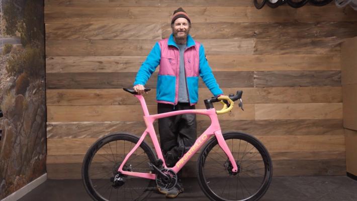 Jovanotti mette all'asta la sua bici 'Pantera Rosa' per Unicef e Ucraina