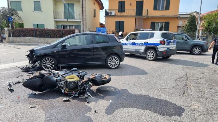 Schianto tra moto e auto a Roncole: ferito un 37enne