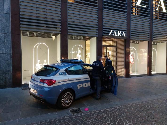 Tenta di rubare un paio di scarpe da Zara ma viene preso: 31enne denunciato