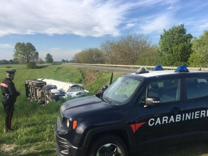 Camion che trasporta latte si ribalta e finisce in un fosso: tutto il carico perso nel campo