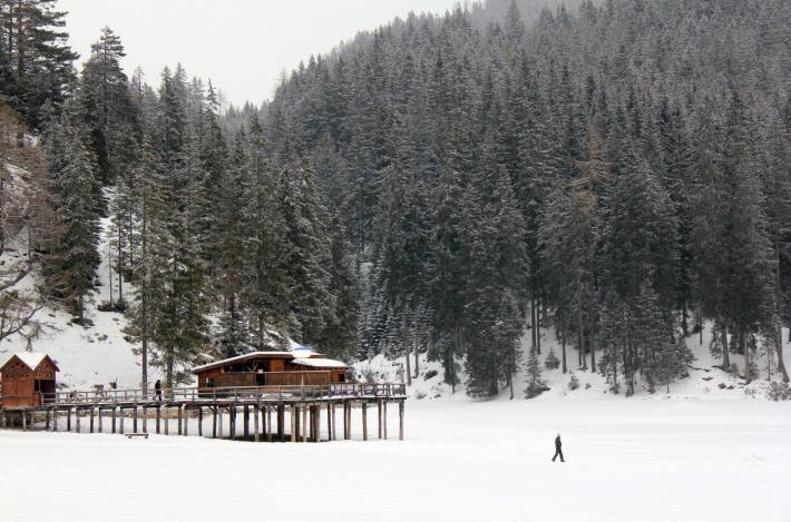 Cede il ghiaccio sul lago di Braies:  cadono in 8, grave un bimbo di 7 mesi