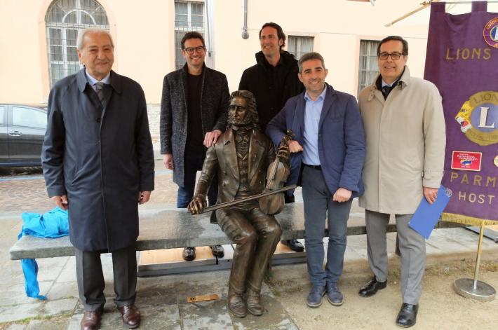 Una statua dedicata a Niccol&ograve; Paganini in piazzale Boito
