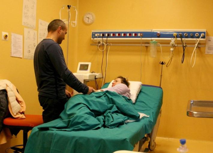 Anche il padre pu&ograve; affiancare la mamma durante il cesareo  (se madre e feto sono in buona salute)