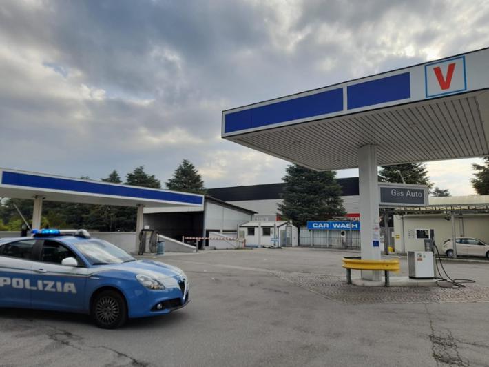 Cerca di rubare soldi da un autolavaggio automatico. Arresto dalla Polizia di Stato 45enne italiano