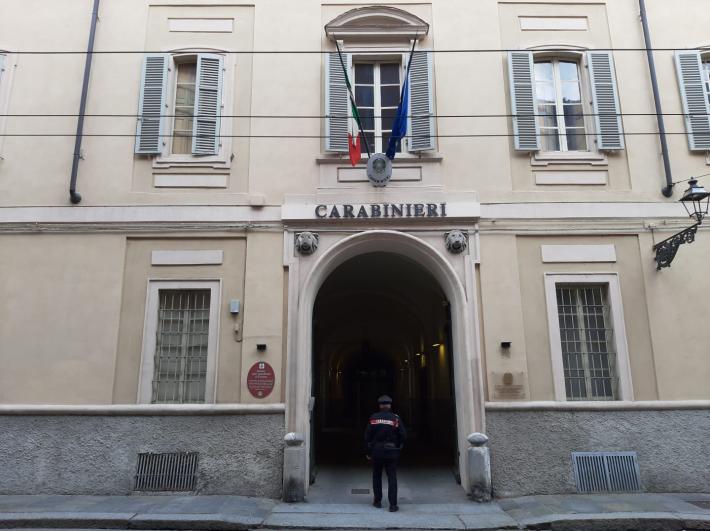 Danno un pugno a una 15enne e le puntano un coltello allo stomaco mentre &egrave; a scuola: tre minorenni denunciati