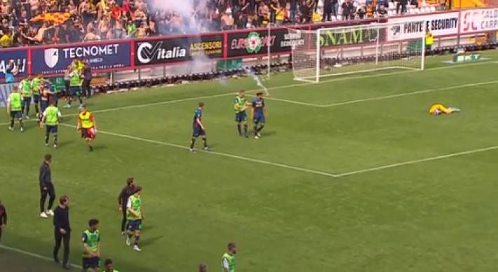 Pomeriggio di follia a Vicenza: tifosi del Lecce lanciano un petardo, portiere e raccattapalle 15enne in ospedale