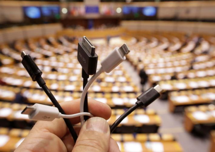 Primo ok del Parlamento Ue per il caricabatterie unico