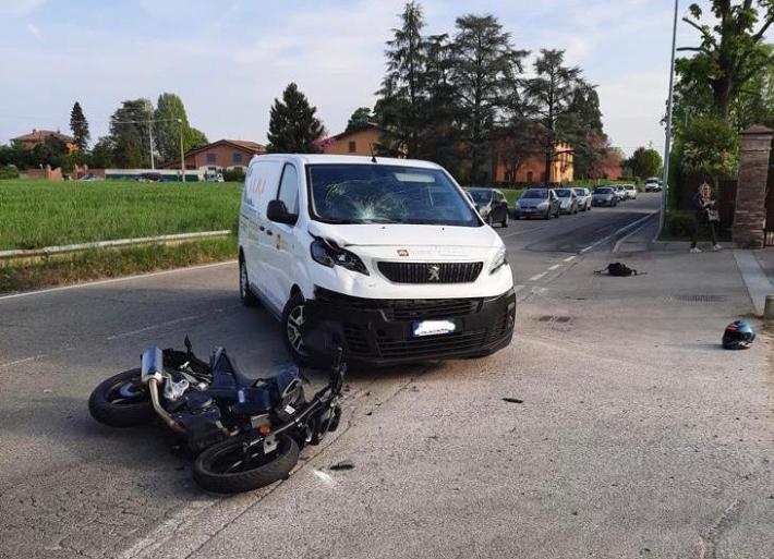 Schianto in via Argini, 18enne sbalzato dalla moto: &egrave; grave