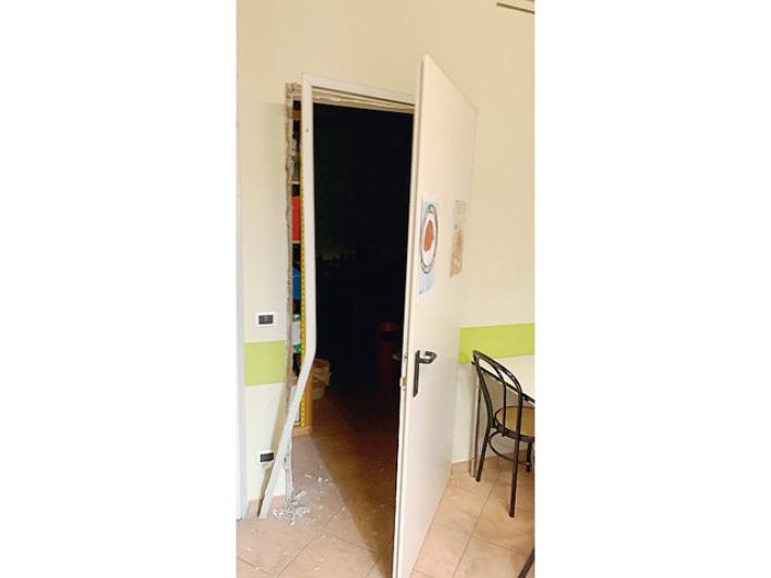 I ladri del circolo Arci tornano bambini: spariti anche i &laquo;Chupa chups&raquo;