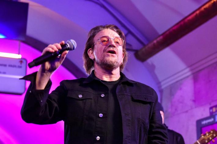 Bono e The Edge a Kiev, concerto nella metropolitana