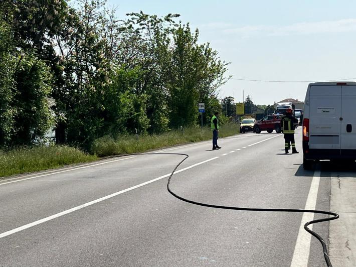 Fuga di gas sulla via Emilia: traffico bloccato, vigili del fuoco al lavoro