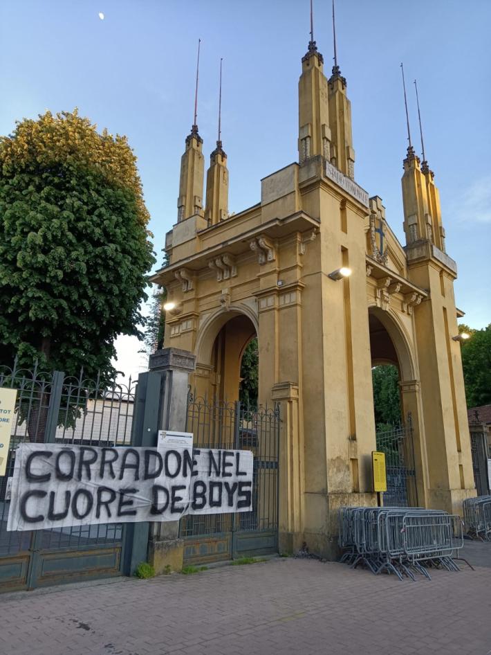 Lo striscione dei Boys per Corradone Marvasi