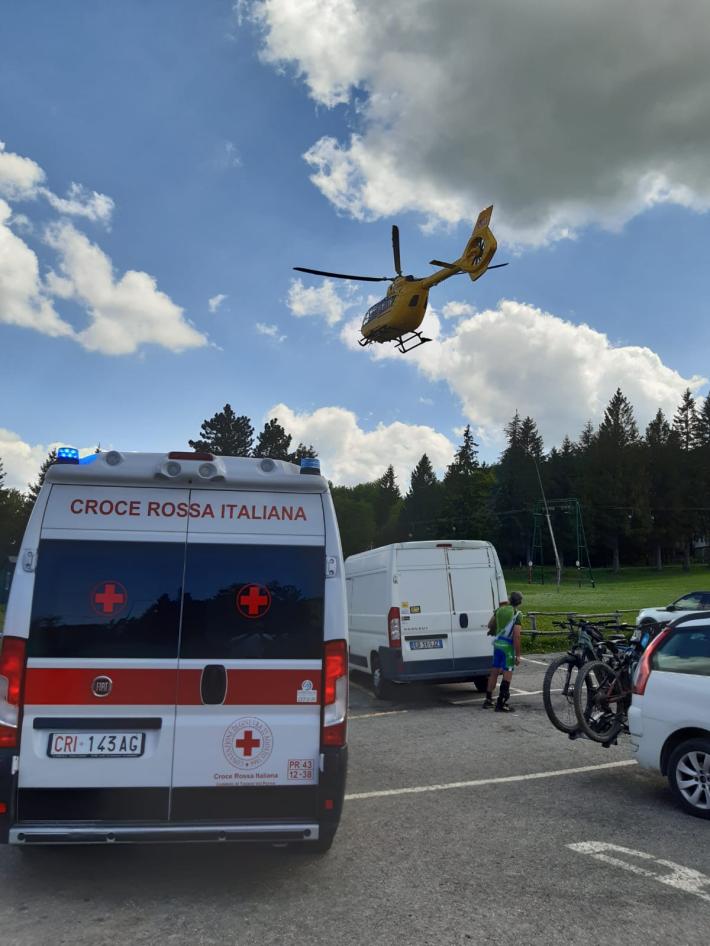 Cade in mountain bike: ferito portato via in elicottero