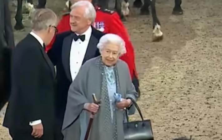 Primo evento glamour del Giubileo di platino . Questa volta la regina Elisabetta (sorridente) c'&egrave;