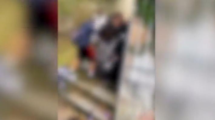 Pietrasanta, aggrediscono migrante del Ghana affetto da disabilit&agrave; psichica: 5 minori denunciati