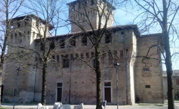 Sfonda il cancello di casa con l&rsquo;auto e minaccia i genitori con un cutter &ndash; arrestato&nbsp;&nbsp;