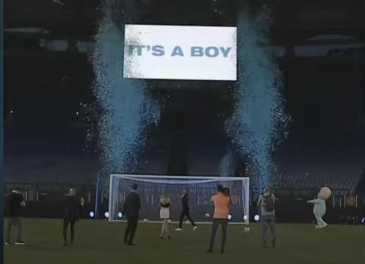 Affittano l'Olimpico per svelare il sesso del figlio: per la Nasti e Zaccagni un maschio