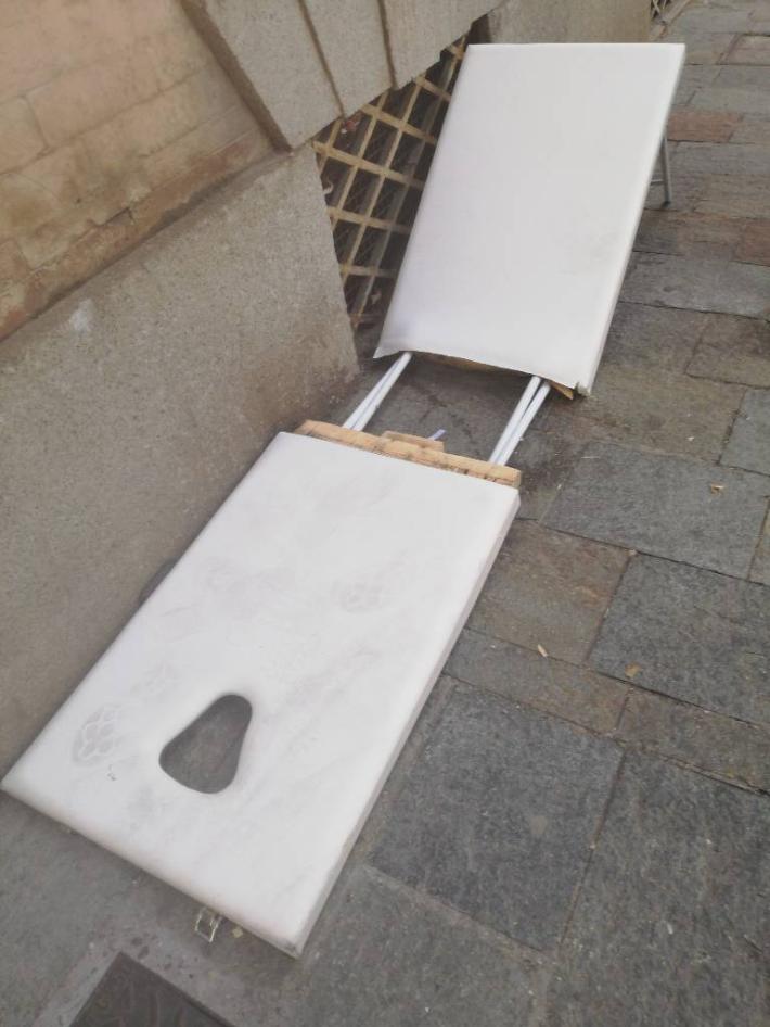 "Un lettino abbandonato davanti al tribunale: la segnalazione le la risposta ricevuta"