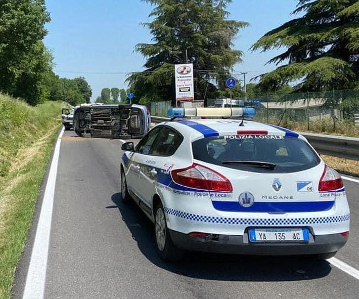 Auto ribaltata a La Carnevala