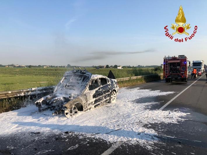 Incendio auto sull'Asolana