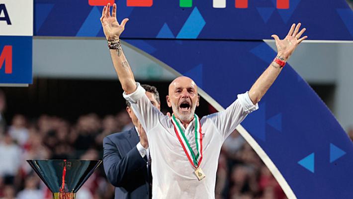 Rubata la medaglia a Pioli; Lega A, "te la ridiamo"