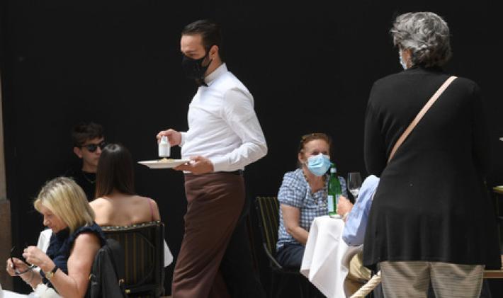 Spagna: cercasi 50.000 camerieri in vista dell'estate