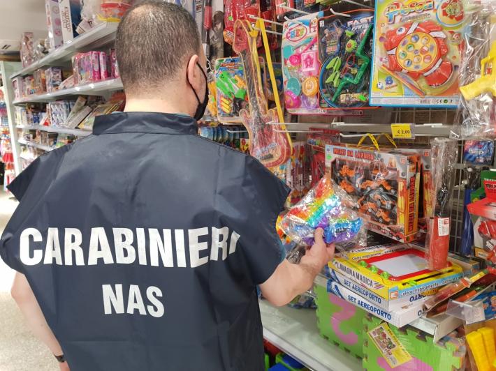 Carabinieri Nas Parma: sequestrati giocattoli di tipo "Pop Up". Sanzionato un esercente.