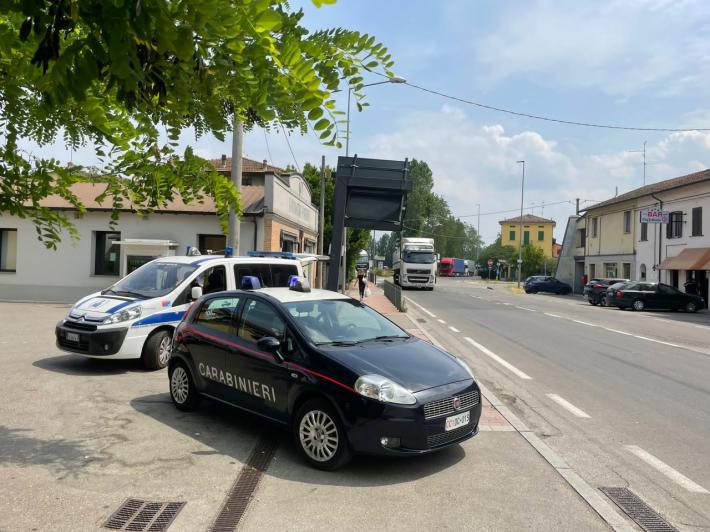 Chiozzola, donna investita da un camion di fronte alla farmacia: &egrave; grave