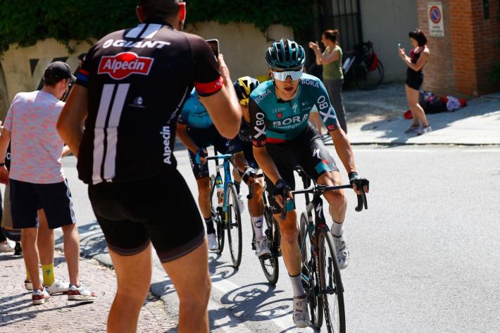 Covi vittoria in solitaria. Hindley strappa la rosa a Carapaz e ipoteca il Giro