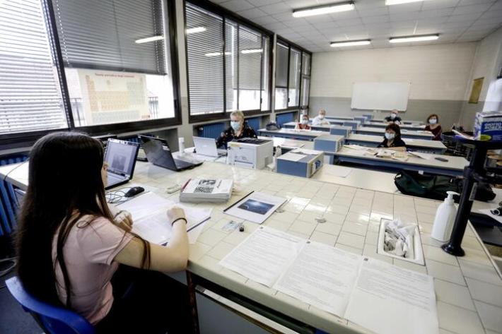 Stop a carta e penna, al concorso i calcoli si fanno a mente (c'&egrave; chi li fa sul braccio): polemica