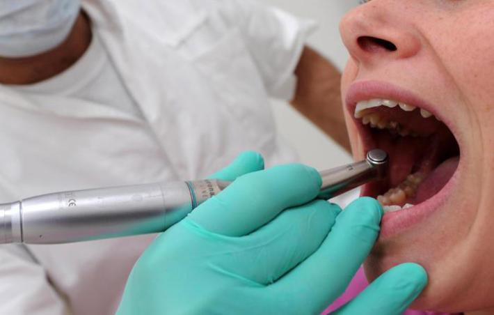 Tangenti su protesi e apparecchi dentali, 5 arresti 