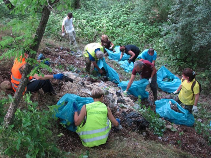 Corri e raccogli rifiuti? Fai plogging. Giro d'Italia con tappa in via Resga