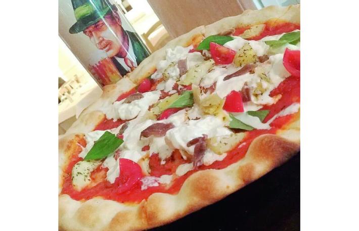 Alla fontana: pizza, birra e cortesia sotto quel dehors affacciato sulla Bassa