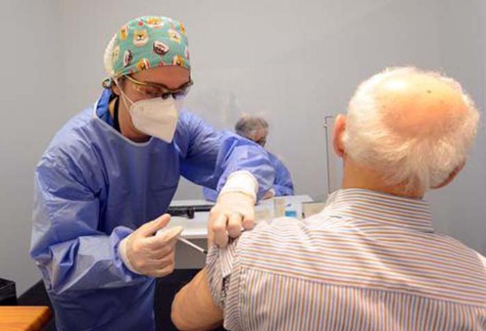 Da luned&igrave; 6 giugno, per gli over 80enni la quarta dose si fa senza prenotazione