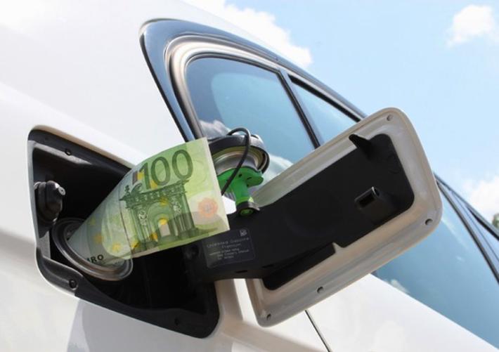 Benzina: Qe, prezzo self sale a 1,952 euro al litro 