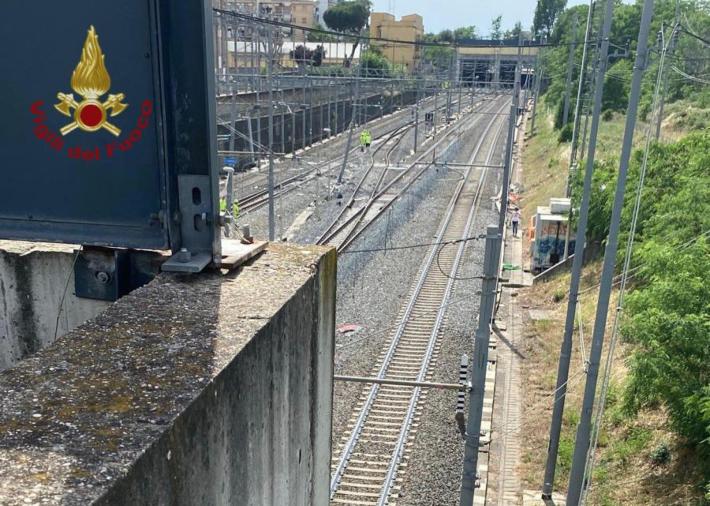 Incidente sul treno Alta Velocit&agrave; Torino-Napoli in galleria a Roma, passeggeri ancora a bordo. "Nessun ferito". Bloccata la Torino-Napoli - Treni Alta Velocit&agrave; instradati sul percorso alternativo