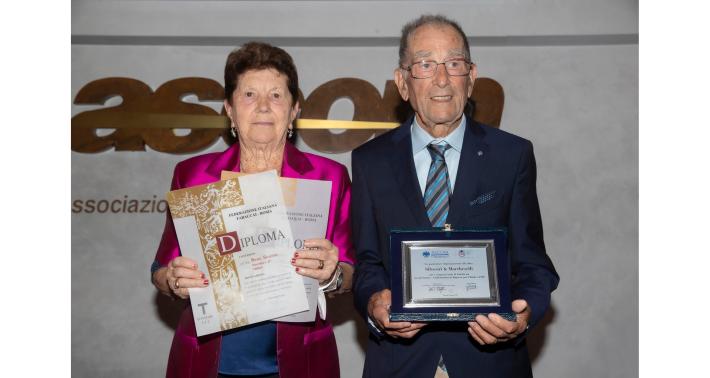 Premiati Bruno e Maria: 50 anni  dietro al bancone del bar tabacchi