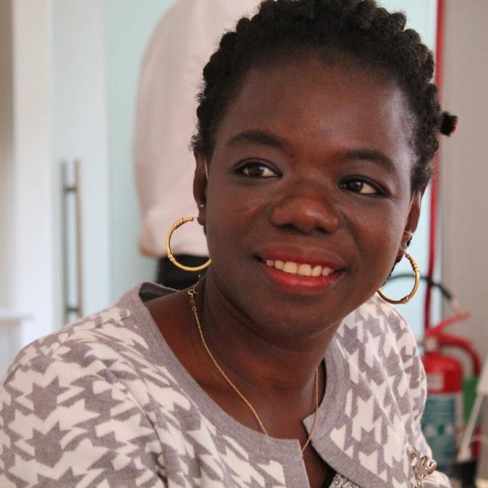 Incontro in una scuola: e due ragazzi "donano" alla scrittrice Pacmogda, arrivata da Borgotaro, un disegno razzista e sessista