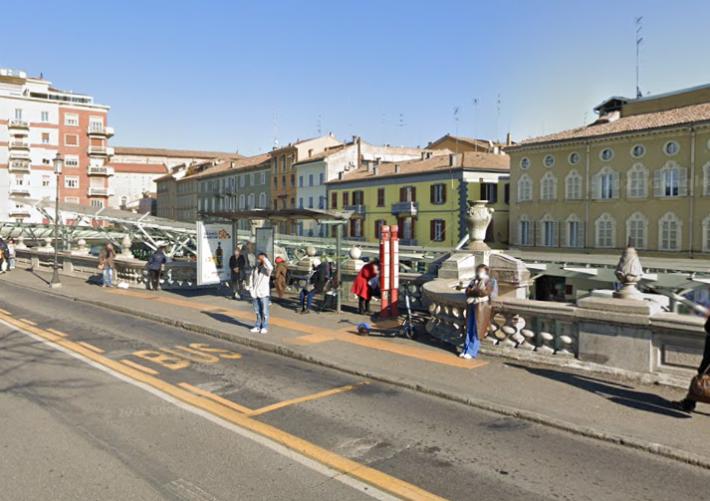 Ha il divieto di venire a Parma: beccato in viale Mariotti dalla polizia locale. Segnalato un 19enne