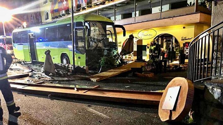Pullman contro terrazza bar a Selva Gardena, nessun ferito 