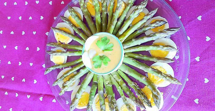 Arricchire gli asparagi con una salsa