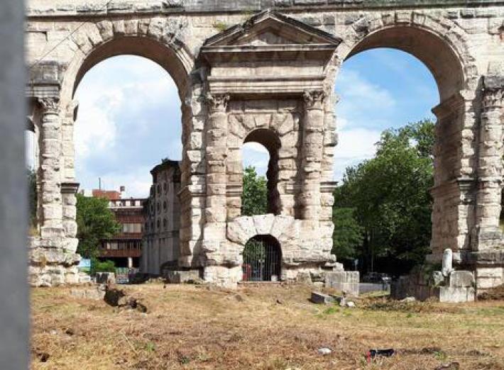 A Roma cede una parte dell'arco di Porta Maggiore