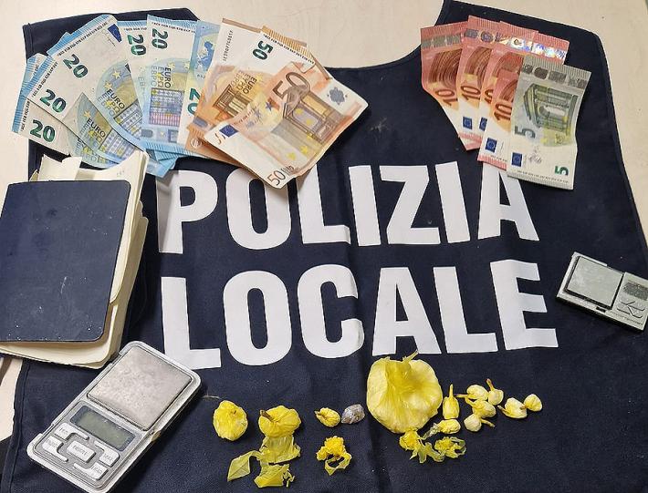 Arrestato un pusher, aveva trasformato la propria abitazione in laboratorio per il confezionamento della droga