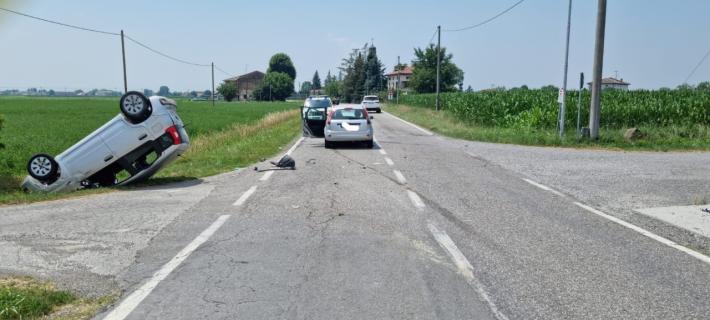 Scontro tra auto a Diolo: una finisce ruore all'aria. Quattro i feriti