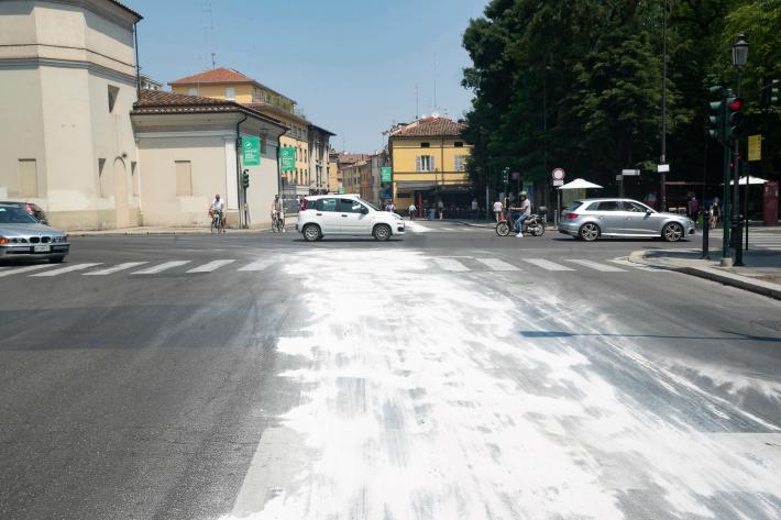 Olio sulla strada: diverse le cadute
