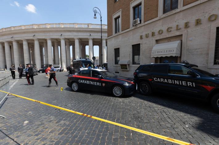 Forza posto blocco vicino al Vaticano,  sparano per fermarlo 