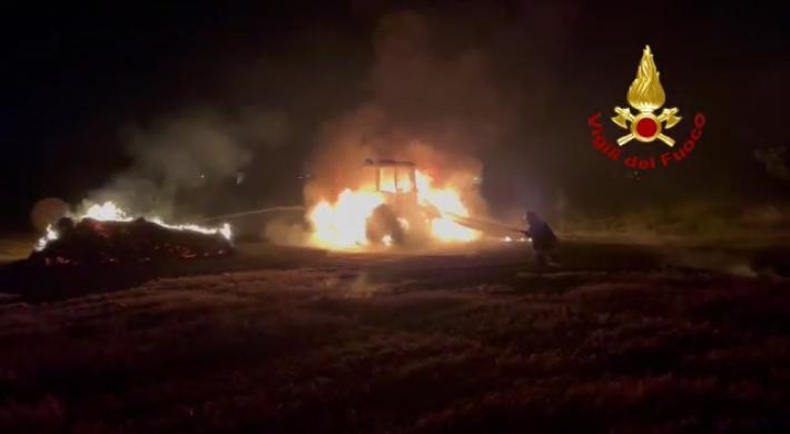 Non si accorge delle fiamme dal trattore e prosegue: incendiati anche campo e balloni