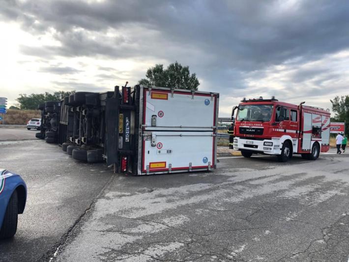 Camion si ribalta in tangenziale Ovest: ferito l'autista. Interventi anche per il pericoloso "lago" di gasolio