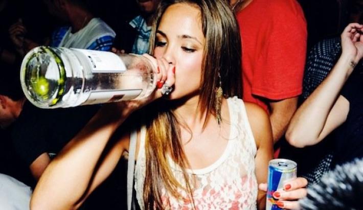 I ragazzi e i festeggiamenti a sorsate di vino dalla bottiglia: la riflessione proposta dal preside  Eramo